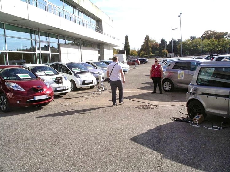 Le parking où étaient garées les voitures lors de la Rencontre Automobile Propre