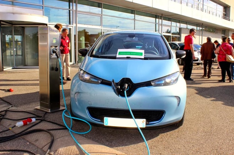 Une ZOE se recharge sur la borne Sobem-Scame