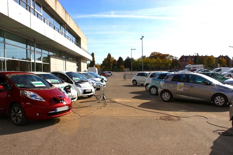 Les voitures électriques en cours de charge devant le Parc Expo de Mulhouse