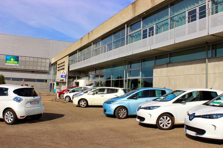 Les voitures électriques devant le Parc Expo de Mulhouse