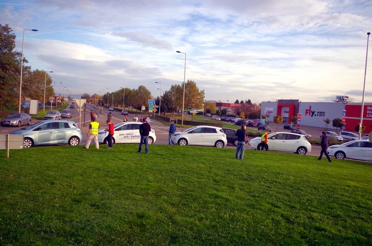 Les voitures électiques réunies autour d'un rond-point à Colmar