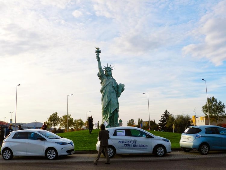 Rassemblement de voitures électriques à Colmar (et non New-York)