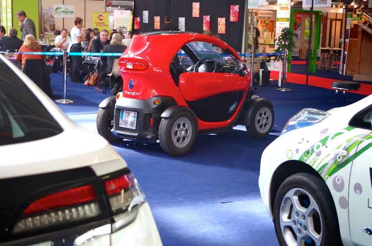 Le Twizy rouge vif sur le stand Automobile Propre