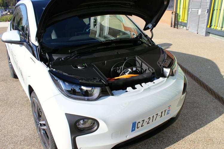 Le coffre à l'avant de la BMW i3, avec les cables de recharge