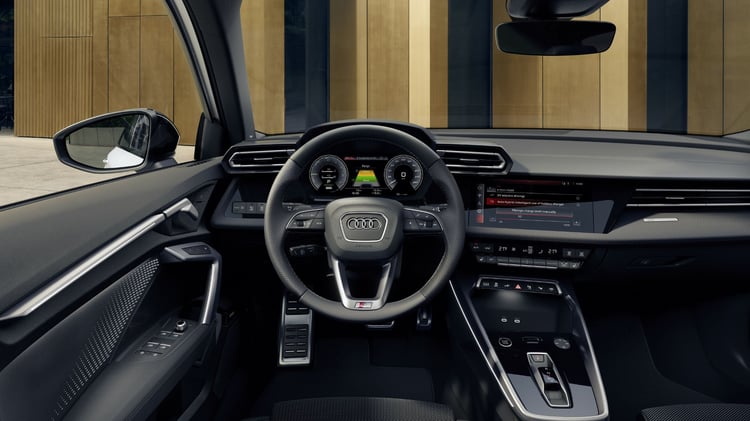 Poste de conduite de l’Audi A3 hybride rechargeable avec Audi Virtual Cockpit et écran central