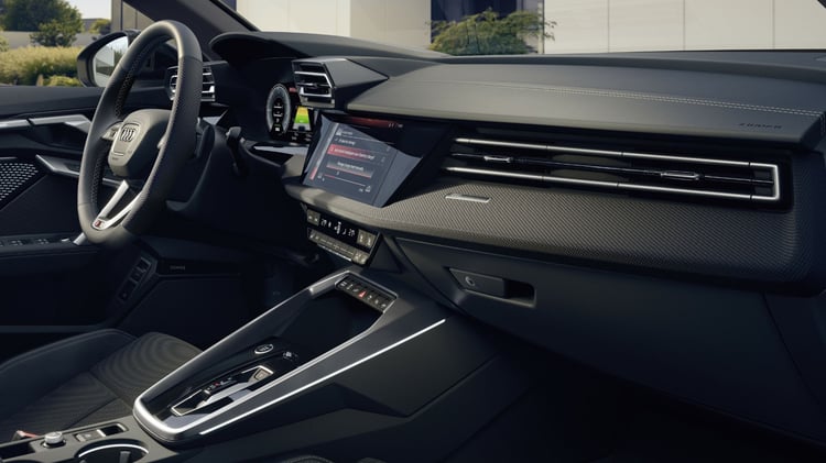 Habitacle de l’Audi A3 hybride rechargeable avec écran central et poste de conduite