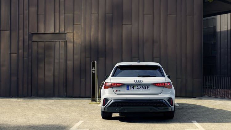 Audi A3 Sportback hybride rechargeable branchée à une borne de recharge vue de l’arrière