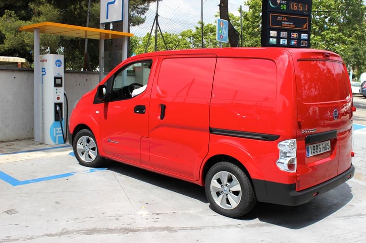 Le Nissan e-NV200 peut se charger sur des bornes rapides CHADEMO