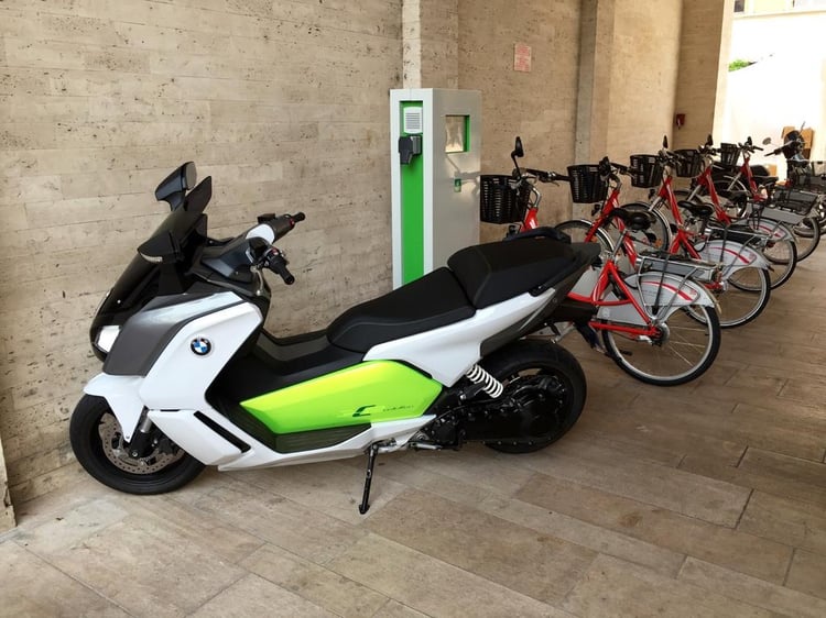 Un scooter électrique BMW croisé dans les rues de Monaco