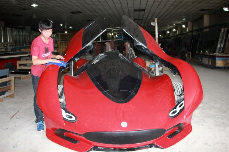 Chen Yinxi et l'atelier où il a réalisé sa voiture électrique