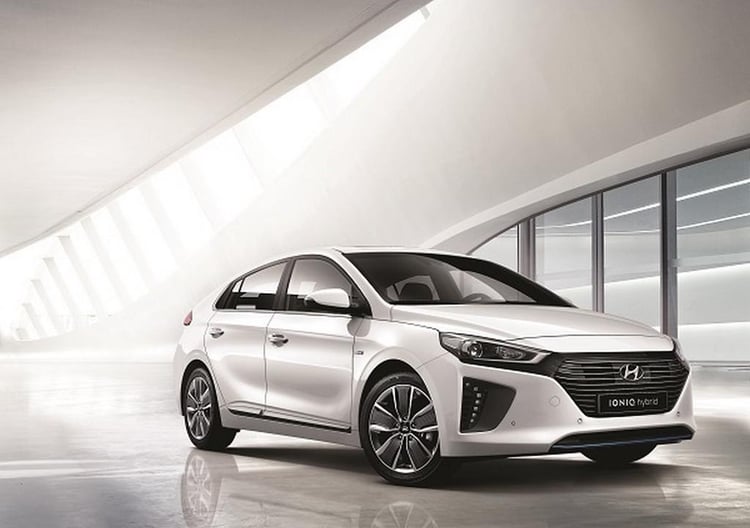 La Hyundai Ioniq adopte un look beaucoup plus classique que la Toyota Prius 4