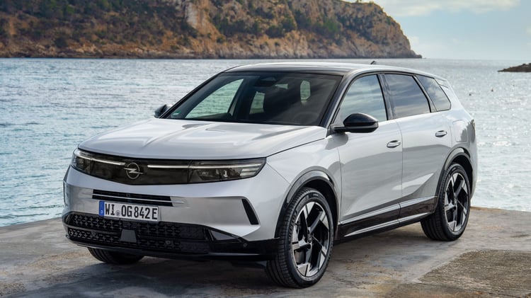 Opel Grandland hybride rechargeable 2024 en vue trois quarts avant sur route côtière