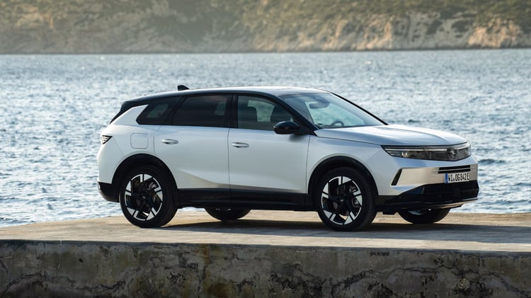 Opel Grandland hybride rechargeable 2024 en vue de profil, SUV 5 places