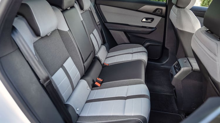 Banquette arrière de l’Opel Grandland hybride rechargeable 2024 avec sièges 40/20/40