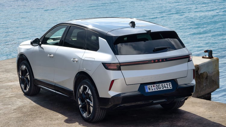 Opel Grandland hybride rechargeable 2024 en vue arrière avec bandeau lumineux et toit contrasté