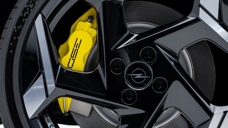 Freinage de l’Opel Mokka GSE avec étriers avant Alcon jaunes