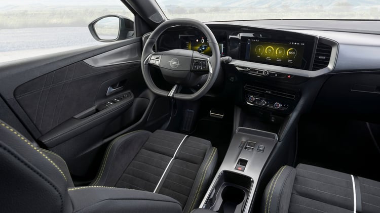 Habitacle de l’Opel Mokka GSE avec instrumentation numérique et sièges sport