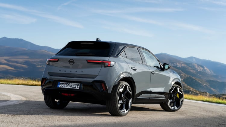 Vue arrière de l’Opel Mokka GSE mettant en évidence sa largeur accrue et ses voies élargies