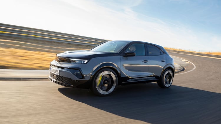 Opel Mokka GSE en accélération, version sportive capable du 0 à 100 km/h en 6,4 secondes