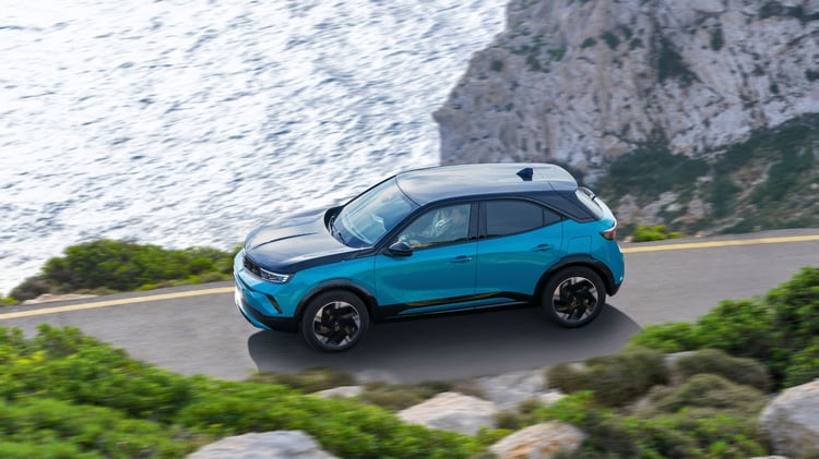 Opel Mokka Electric 54 kWh roulant sur route côtière, vitesse maximale de 150 km/h