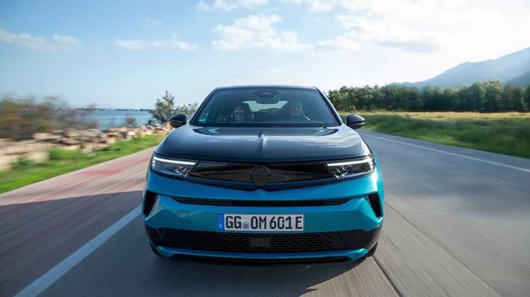 Opel Mokka Electric 54 kWh en conduite, vue de face sur route