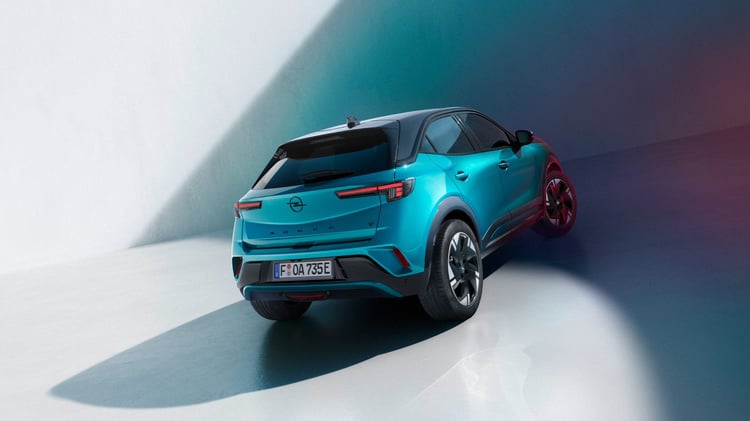 Opel Mokka Electric 54 kWh vue trois-quarts arrière, SUV électrique compact avec signature LED
