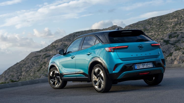 Opel Mokka Electric 54 kWh vue arrière, coffre de 350 litres