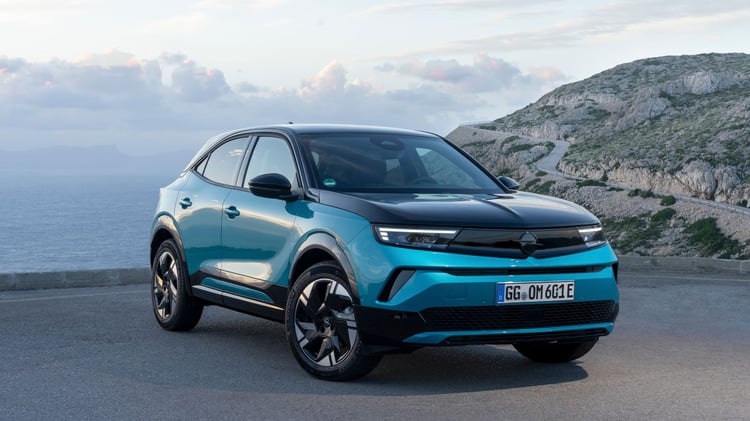 Opel Mokka Electric 54 kWh à l’arrêt sur route de montagne, SUV électrique compact