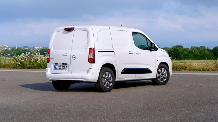 Opel Combo Electric utilitaire électrique vu de trois-quarts arrière, version tôlée, batterie 54 kWh