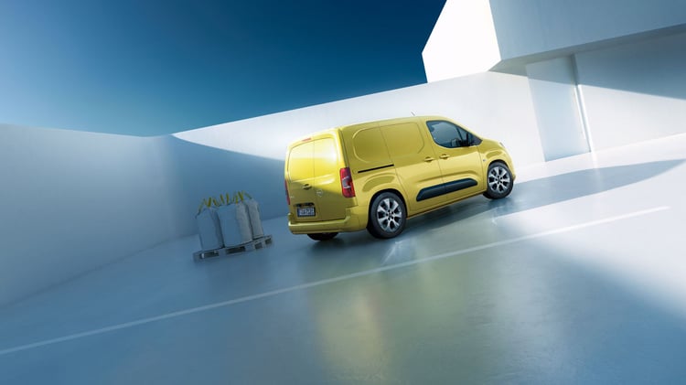 Opel Combo Electric utilitaire électrique jaune vu de trois-quarts arrière