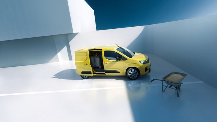 Opel Combo Electric utilitaire électrique avec porte latérale coulissante ouverte et espace de chargement