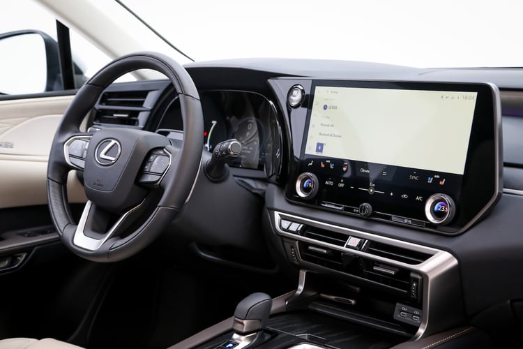 Intérieur centré vers le conducteur pour le Lexus RX 450h+