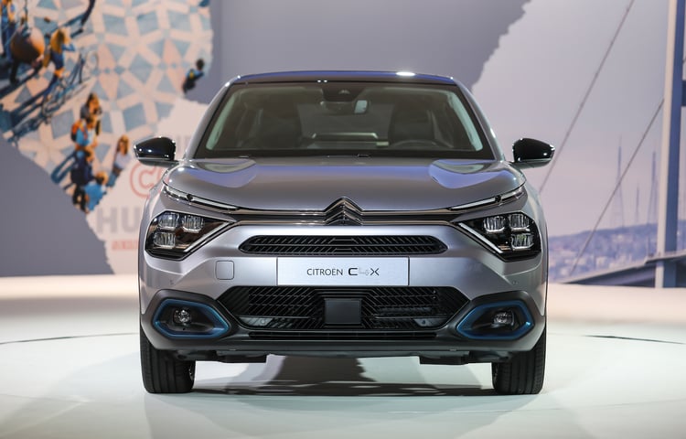 Face avant de la Citroën ë-C4 X