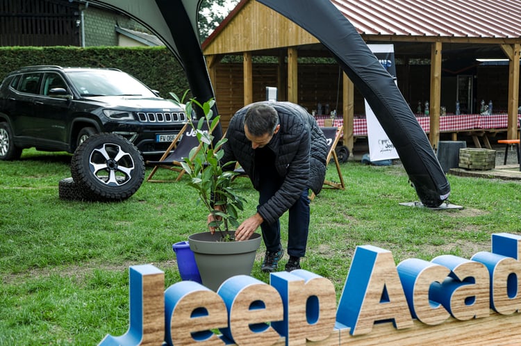 Jeep plante un arbre en fin de journée