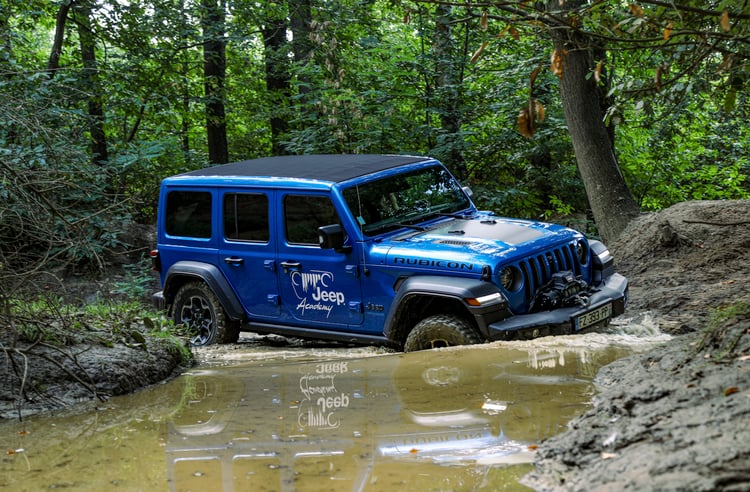 Dans l'eau en Jeep 4xe