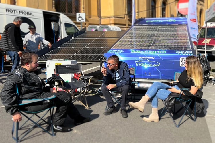 Remorque photovoltaïque avec batterie de Tesla