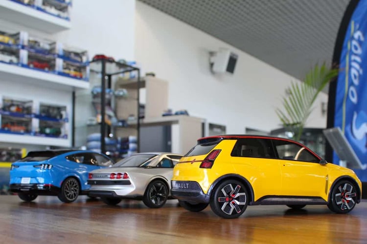 Renault 5 électrique, Peugeot e-Legend et Ford Mustang Mach-E Otto 1/18