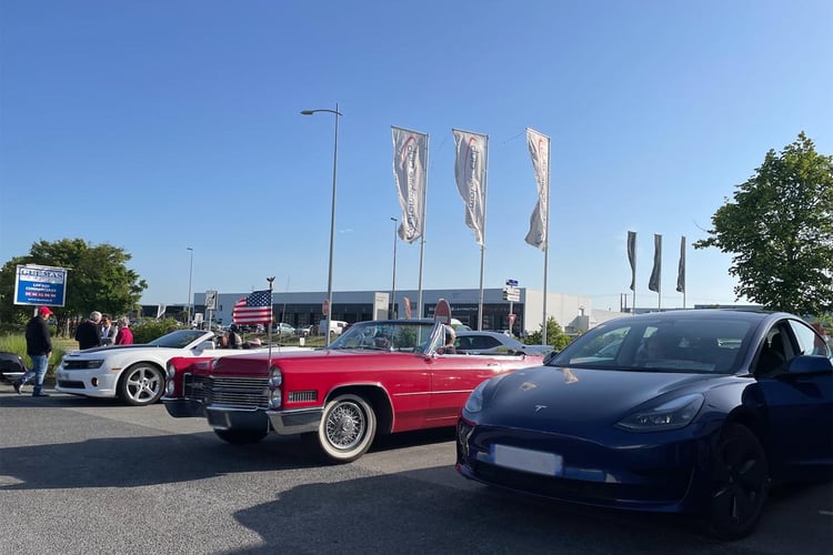 Tesla Model 3 et Cadillac Eldorado