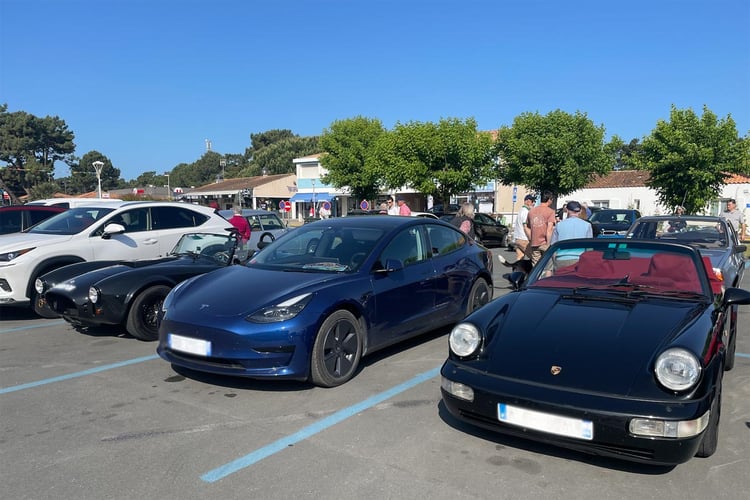 Tesla Model 3 entre AC Cobra et Porsche 911 cabriolet