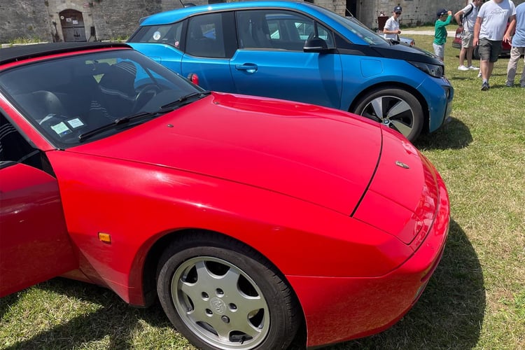 Porsche 924 devant une BMW i3