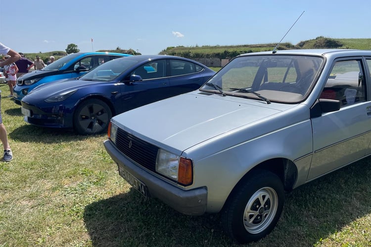 Au choix : Une Tesla Model 3 ou une Renault 14