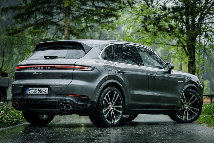 Porsche Cayenne E-Hybrid trois quarts arrière