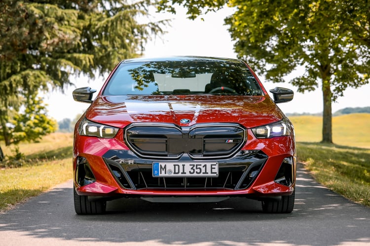 BMW i5 M60 xDrive face avant