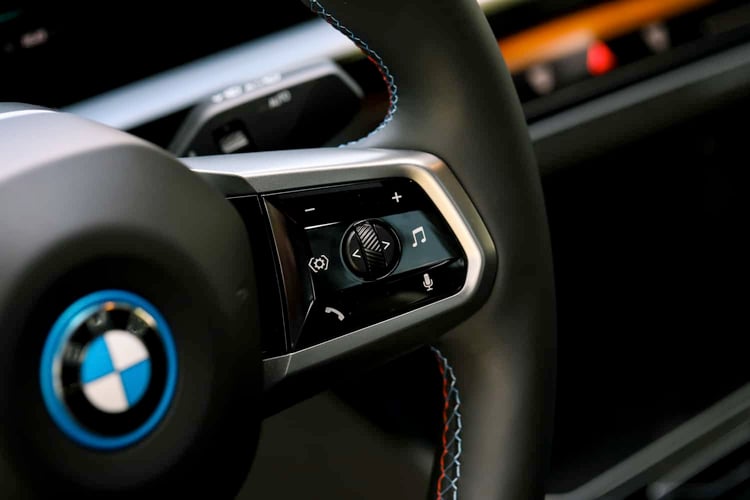 Commandes au volant de la BMW i5 M60 xDrive