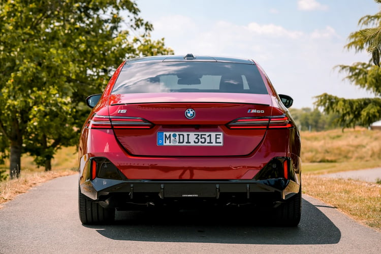 BMW i5 M60 xDrive face arrière