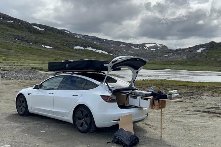 Voyage en Norvège en Tesla Model 3 avec tente sur le toit