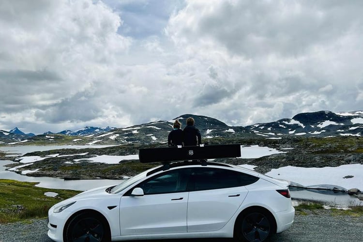 Voyage en Norvège en Tesla Model 3 avec tente sur le toit