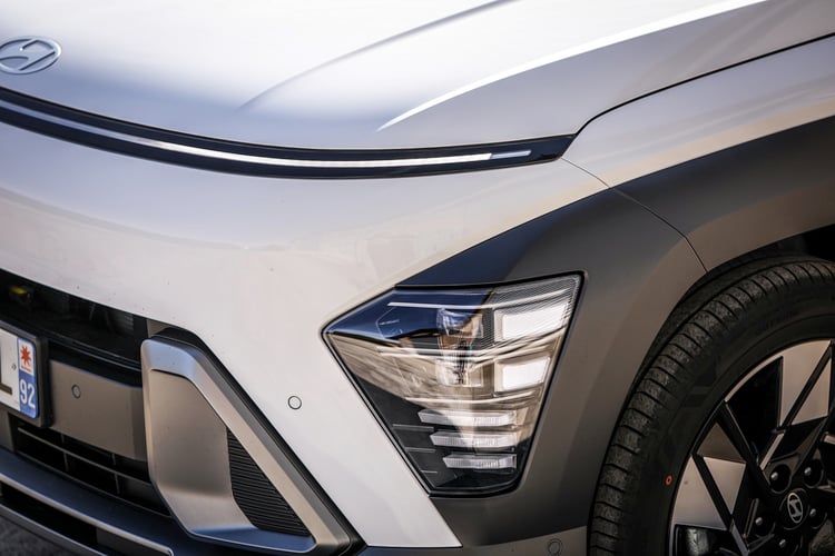 Projecteurs du SUV hybride