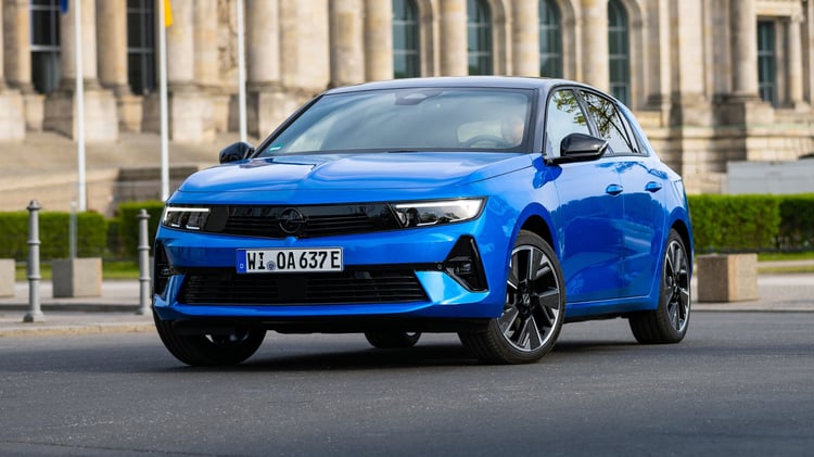 Opel Astra Electric 2023 vue avant avec face Opel Vizor et projecteurs LED