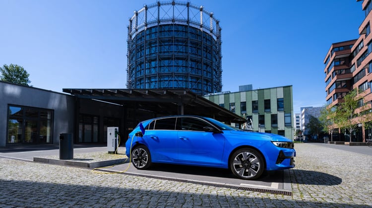 Opel Astra Electric 2023 en recharge sur borne avec connecteur Type 2
